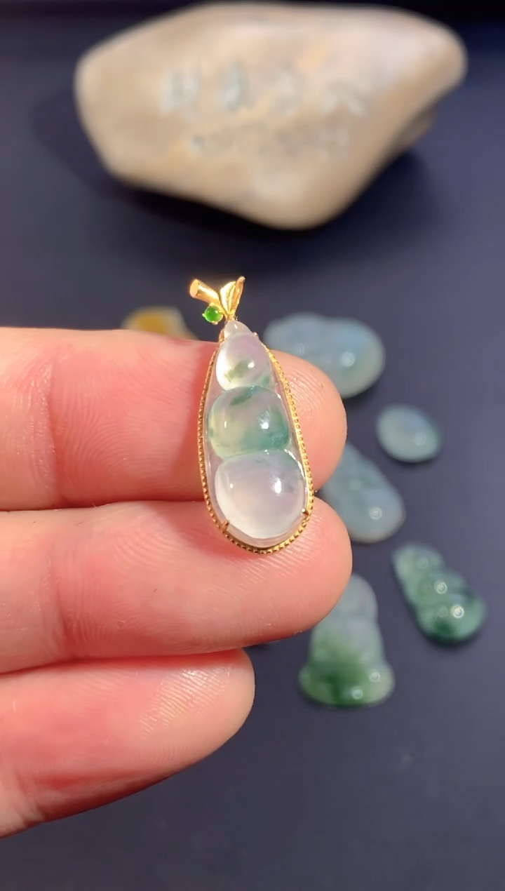 颈饰18K金镶嵌翡翠        