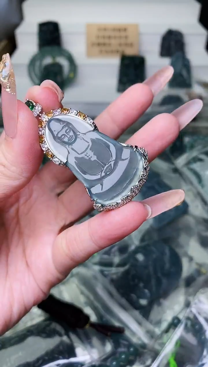 颈饰未镶嵌翡翠          