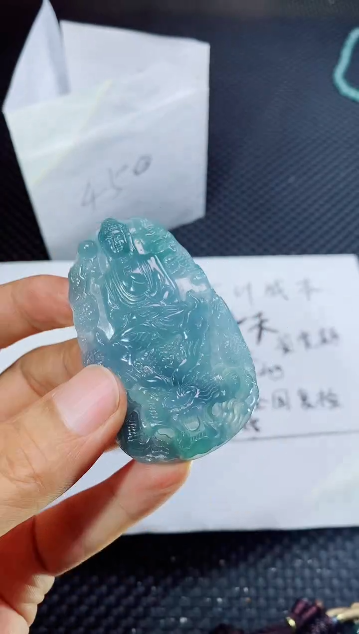 翡翠未镶嵌颈饰          