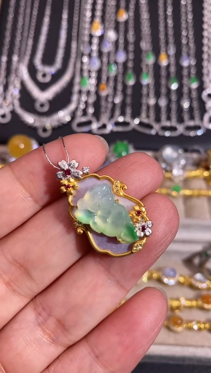 颈饰18K金镶嵌翡翠吊坠