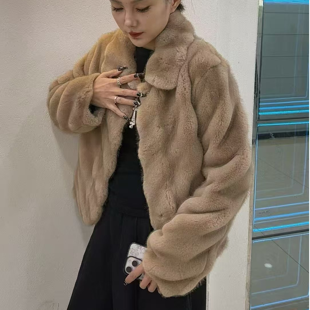 KM皮毛一体588152 驼色拍