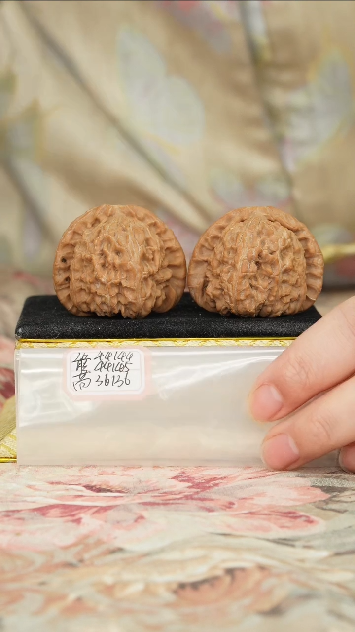 【闪购商品】文玩核桃把件白狮子