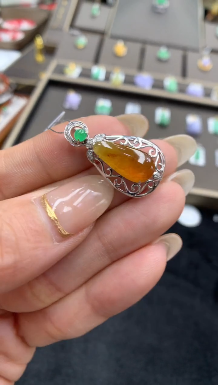 翡翠18K金镶嵌颈饰水滴