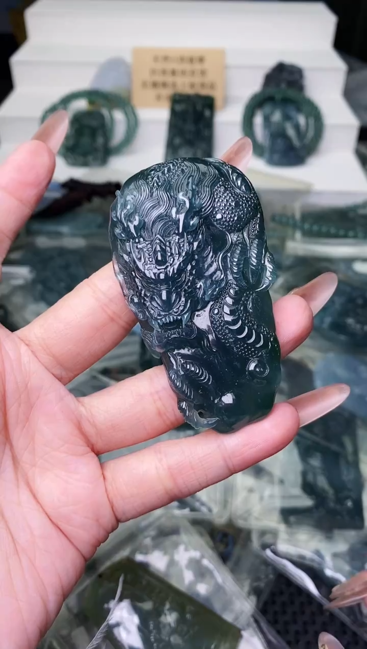 颈饰未镶嵌翡翠 