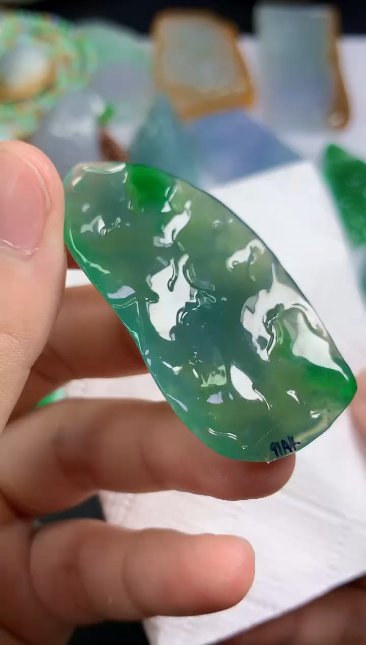 颈饰未镶嵌翡翠  