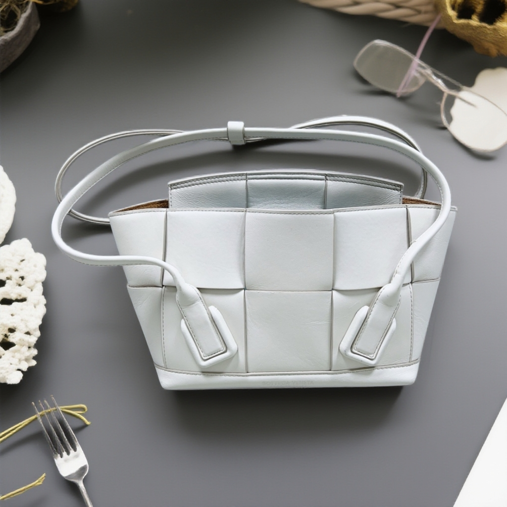 95新 BOTTEGA VENETA/葆蝶家  白色编织单肩包 1890 3946 