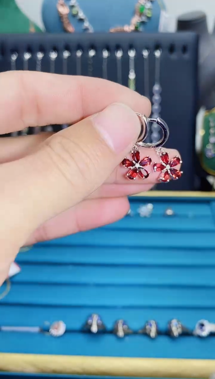 【闪购商品】石榴石耳饰银S925镶嵌11121