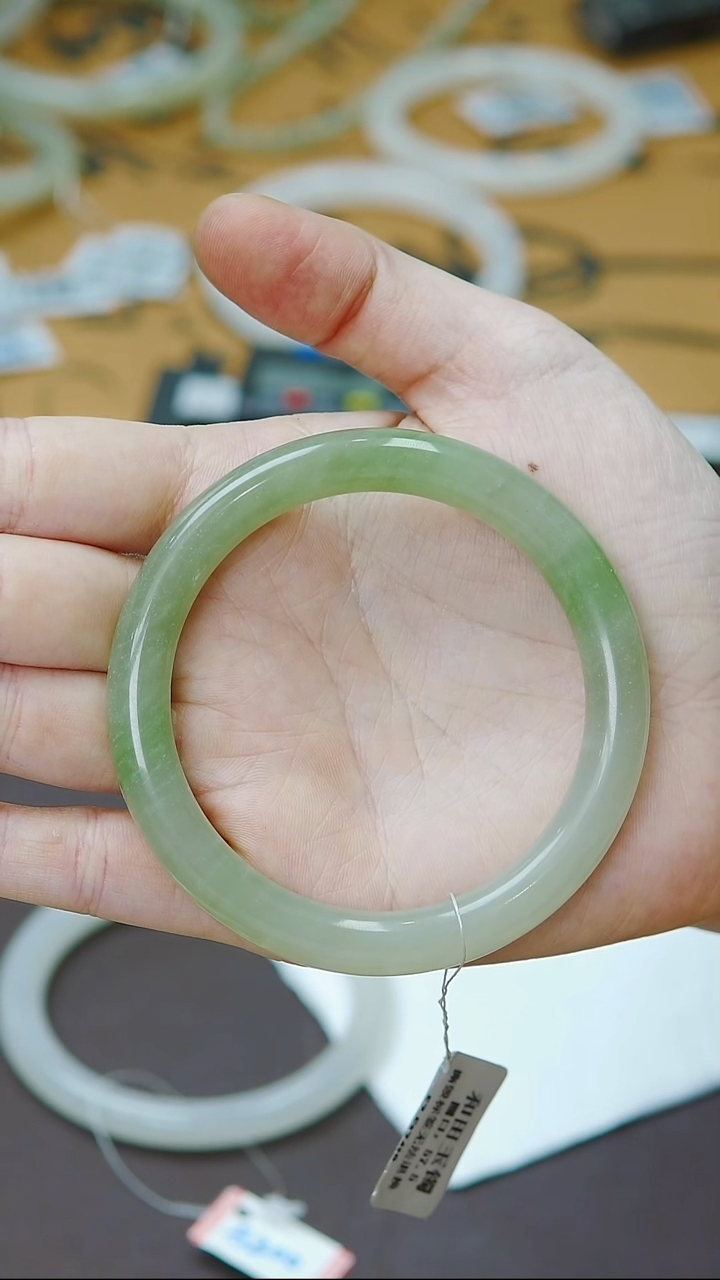 未镶嵌手镯和田玉57圈口胖圆条半山水翠青手镯