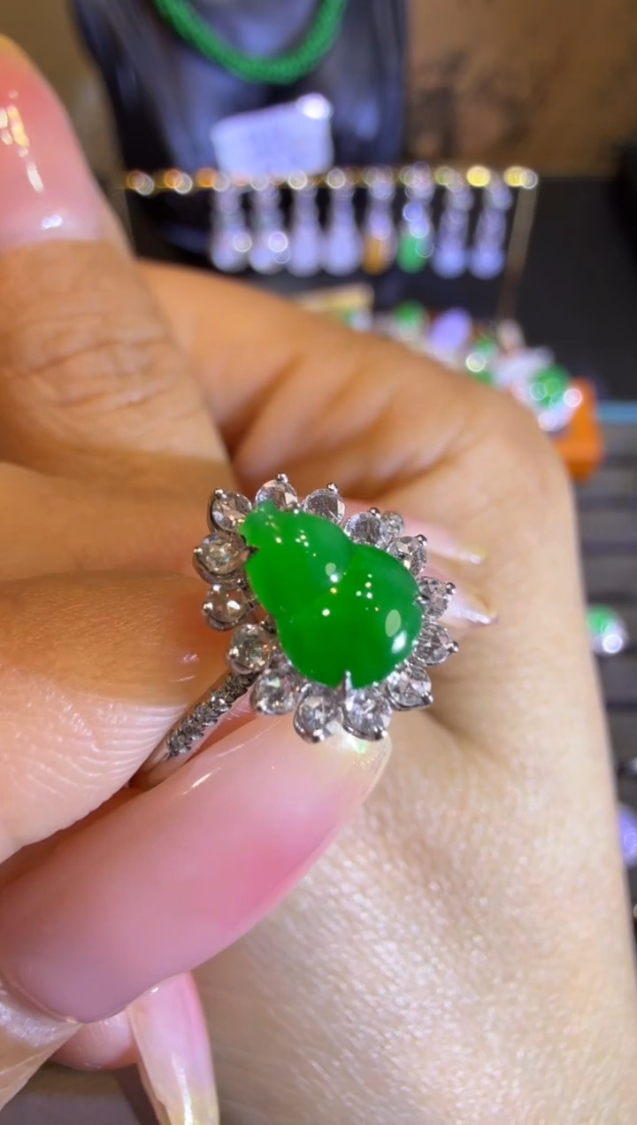 【闪购商品】翡翠戒指18K金镶嵌满绿阳绿葫芦