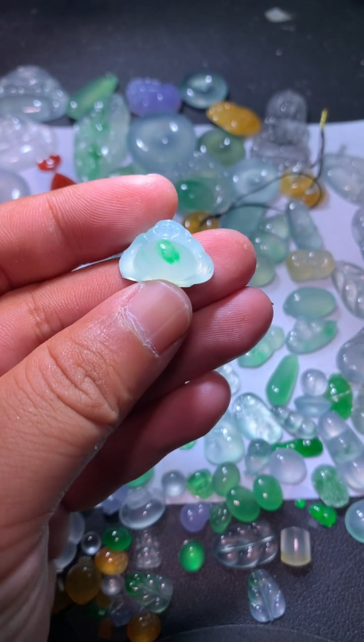 【闪购商品】翡翠颈饰未镶嵌佛公