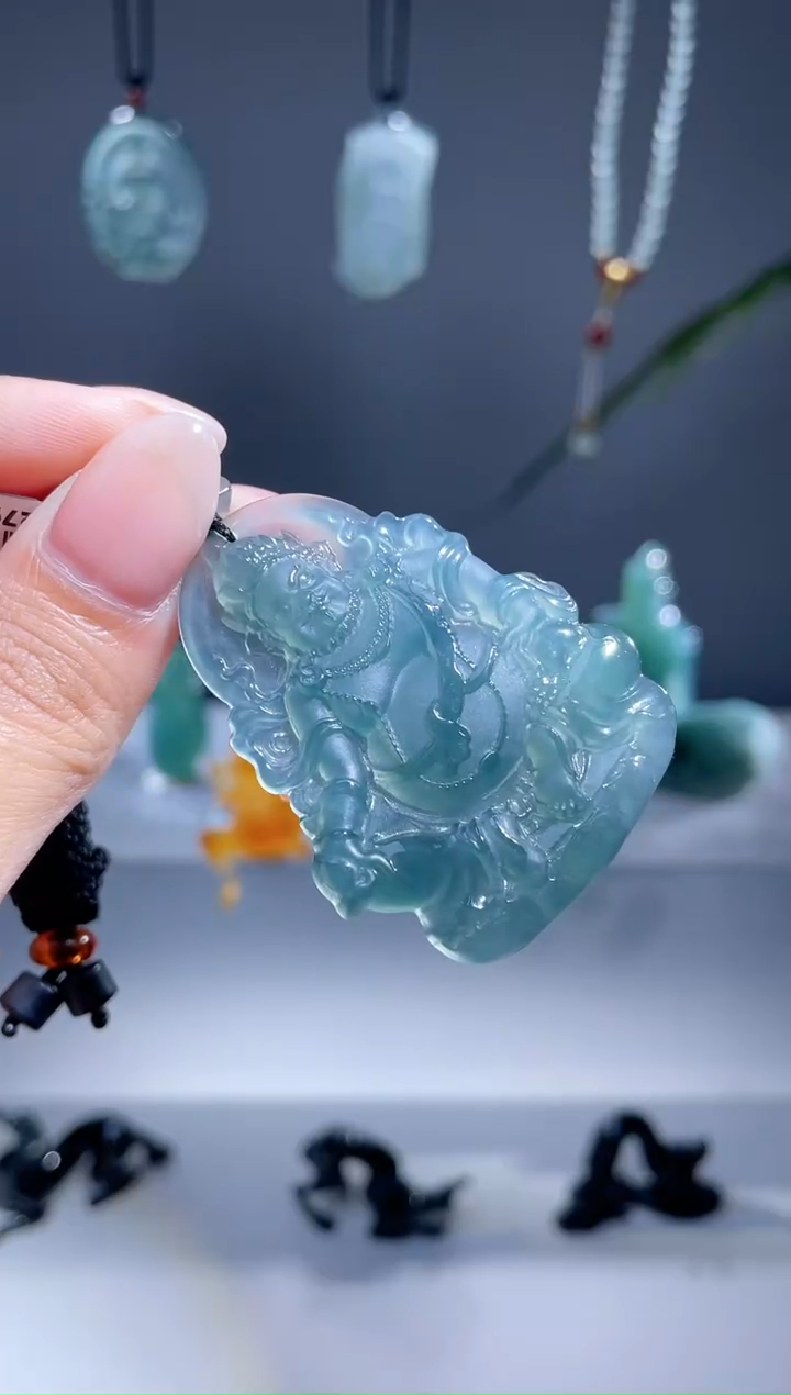 翡翠未镶嵌颈饰黄财神