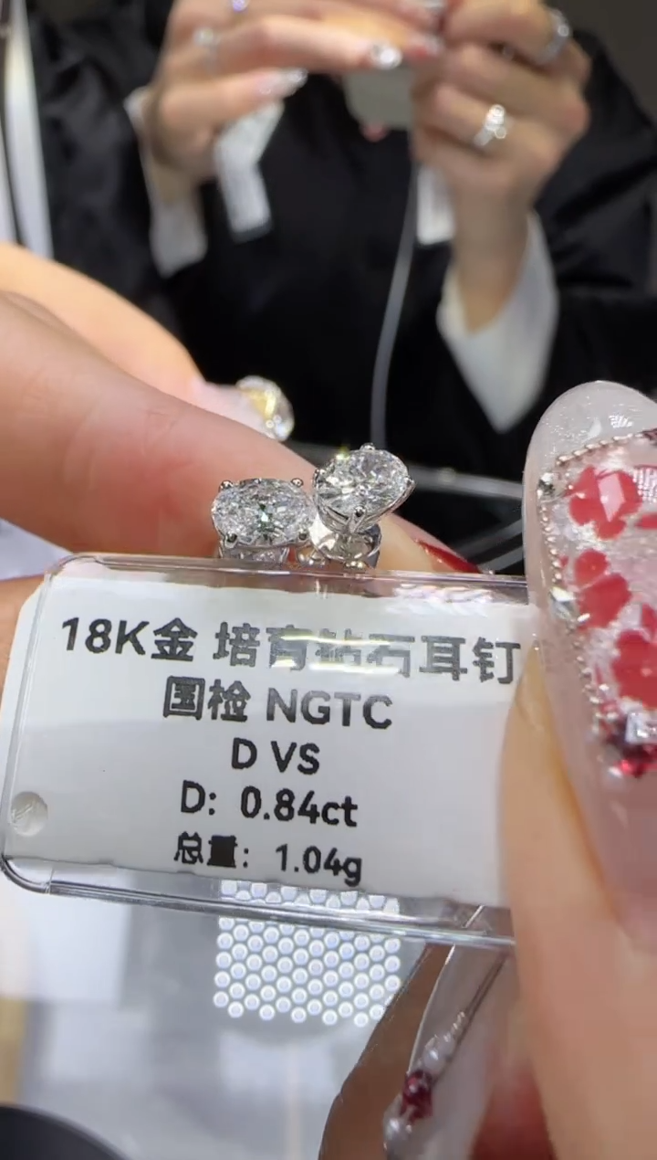 【闪购商品】实验室培育钻石18K金镶嵌84分椭圆椭圆耳钉