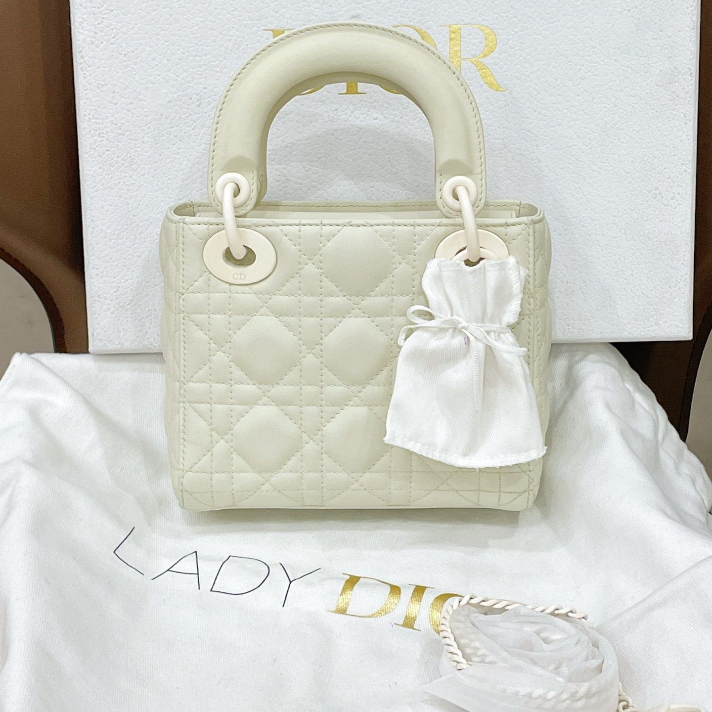 99新 DIOR/迪奥 戴妃奶昔白磨砂扣手提包197JJ37616