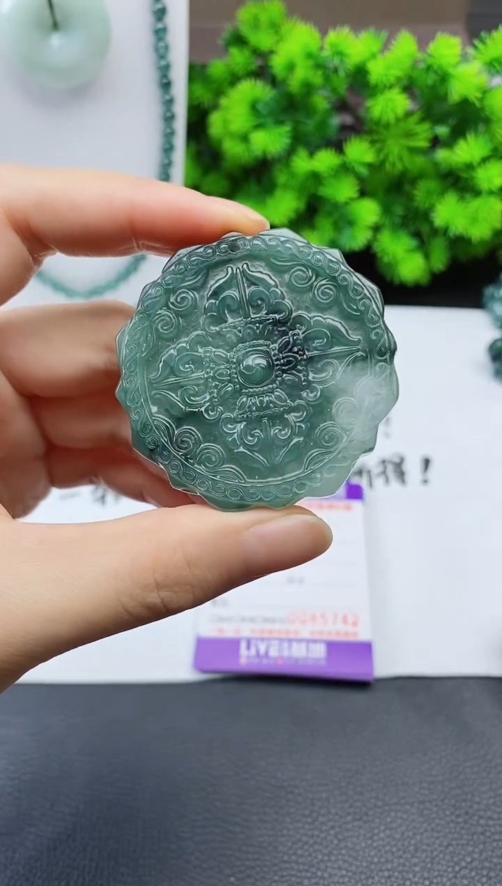 颈饰未镶嵌翡翠 