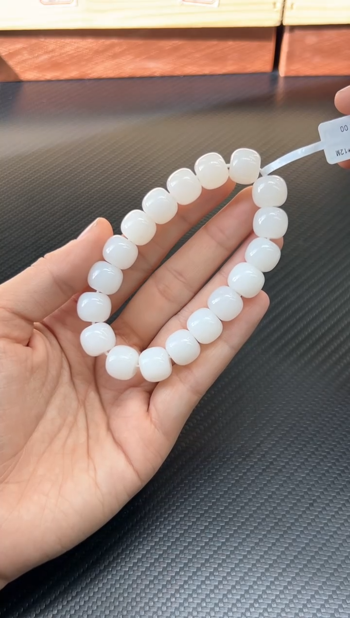 未镶嵌手串和田玉一**缘天泰微色差卡11*12M