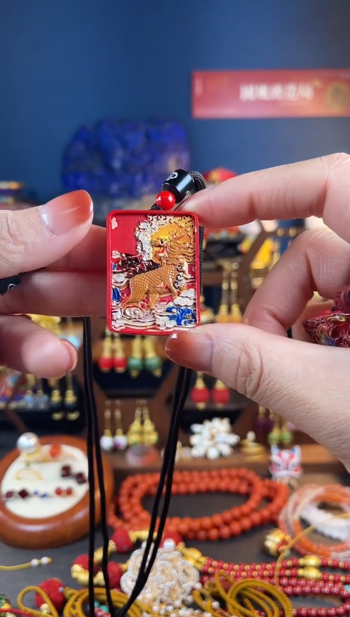 【闪购商品】红红麒麟牌子吊坠