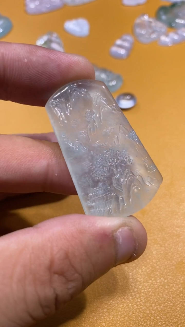 吊坠(不含链)未镶嵌翡翠山水3980   41.1  24.8  4.2