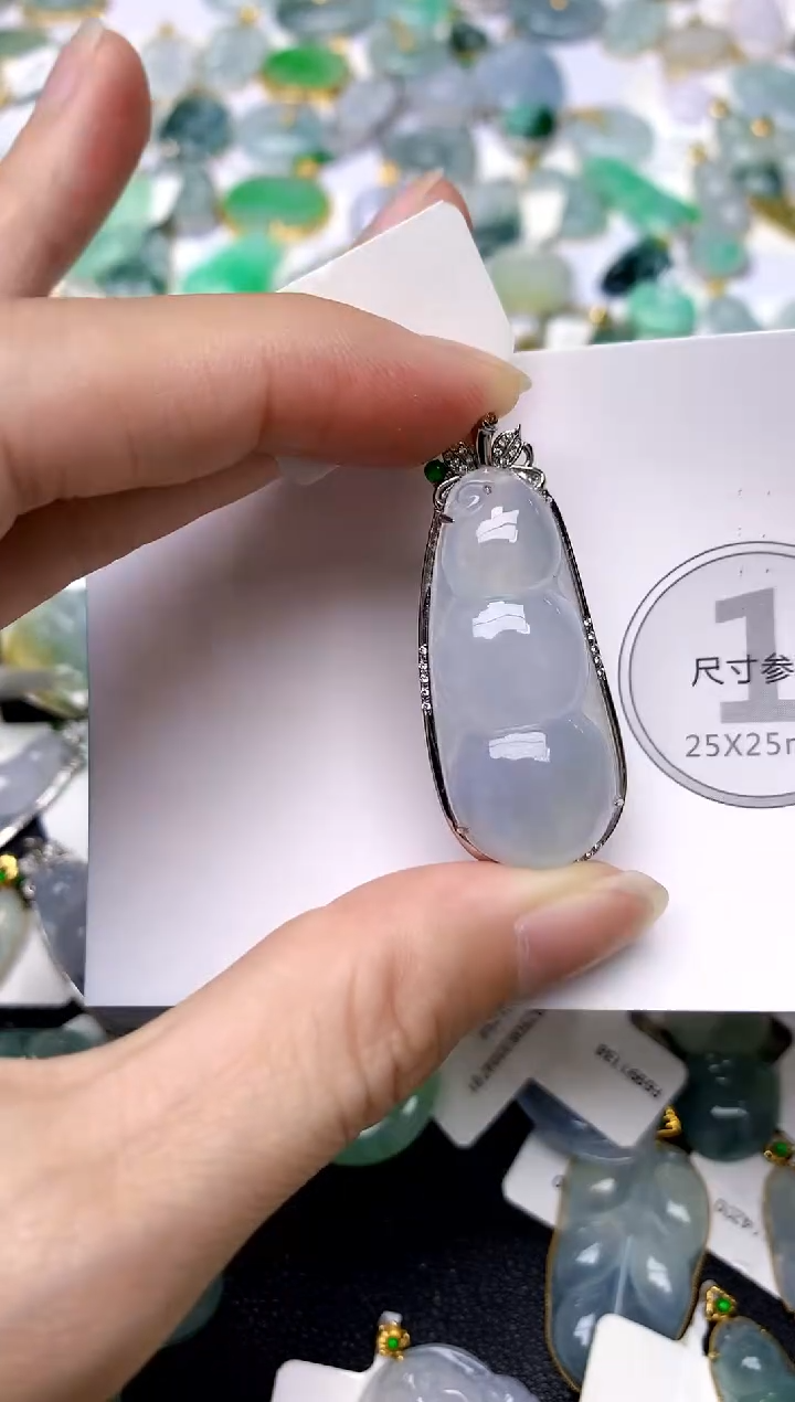 颈饰18K金镶嵌翡翠天然A货翡翠