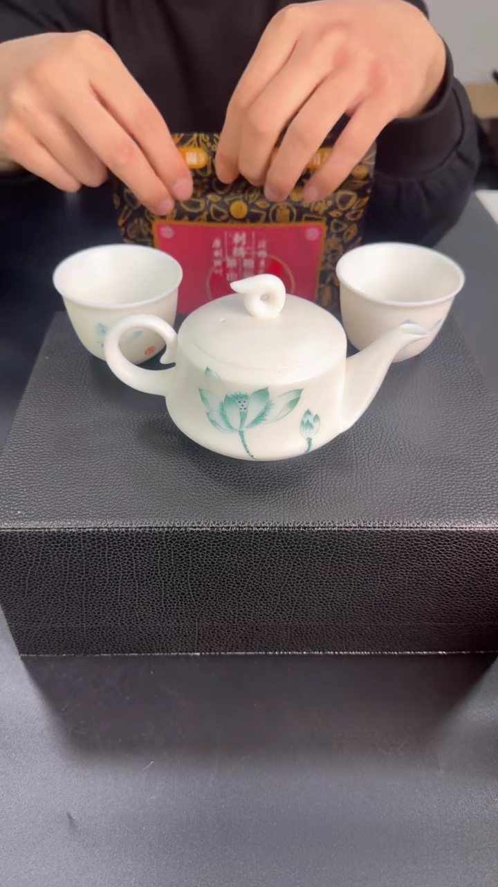 【闪购商品】羊脂玉手绘荷花壶搭配两杯一茶巾