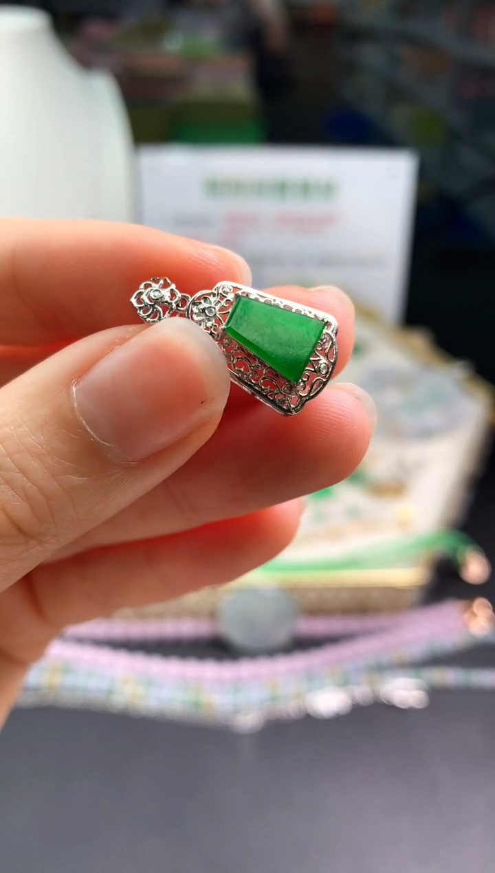 【闪购商品】翡翠吊坠(不含链)18K金镶嵌翡翠无事牌|不退不换