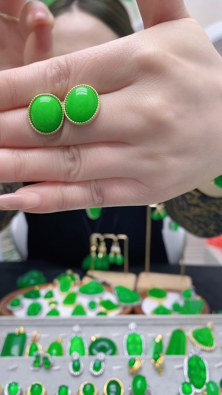 14K金镶嵌翡翠耳饰椭圆耳钉