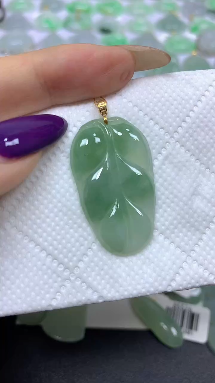 颈饰18K金镶嵌翡翠 