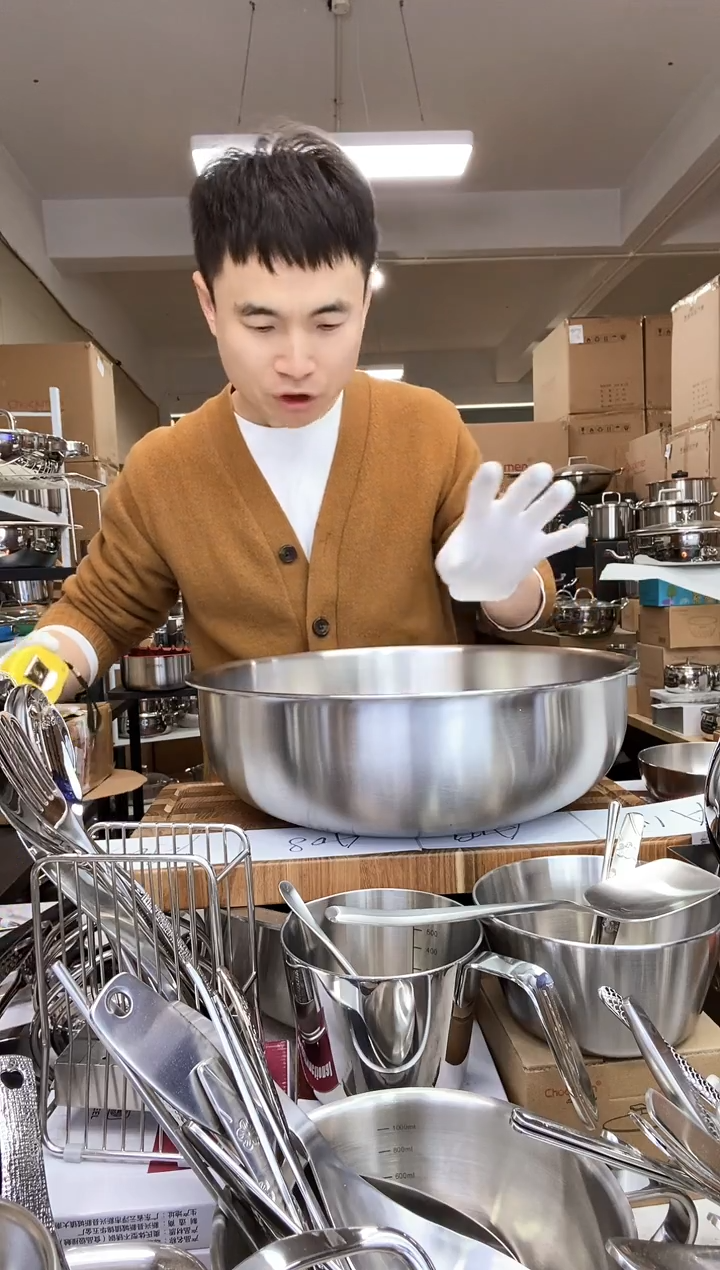 A074 微瑕36cm宽边和面盆（沙眼）