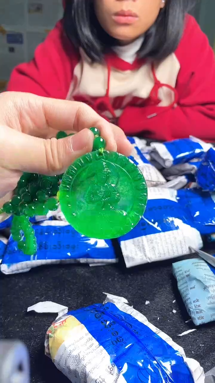 猛子收货满绿吊坠