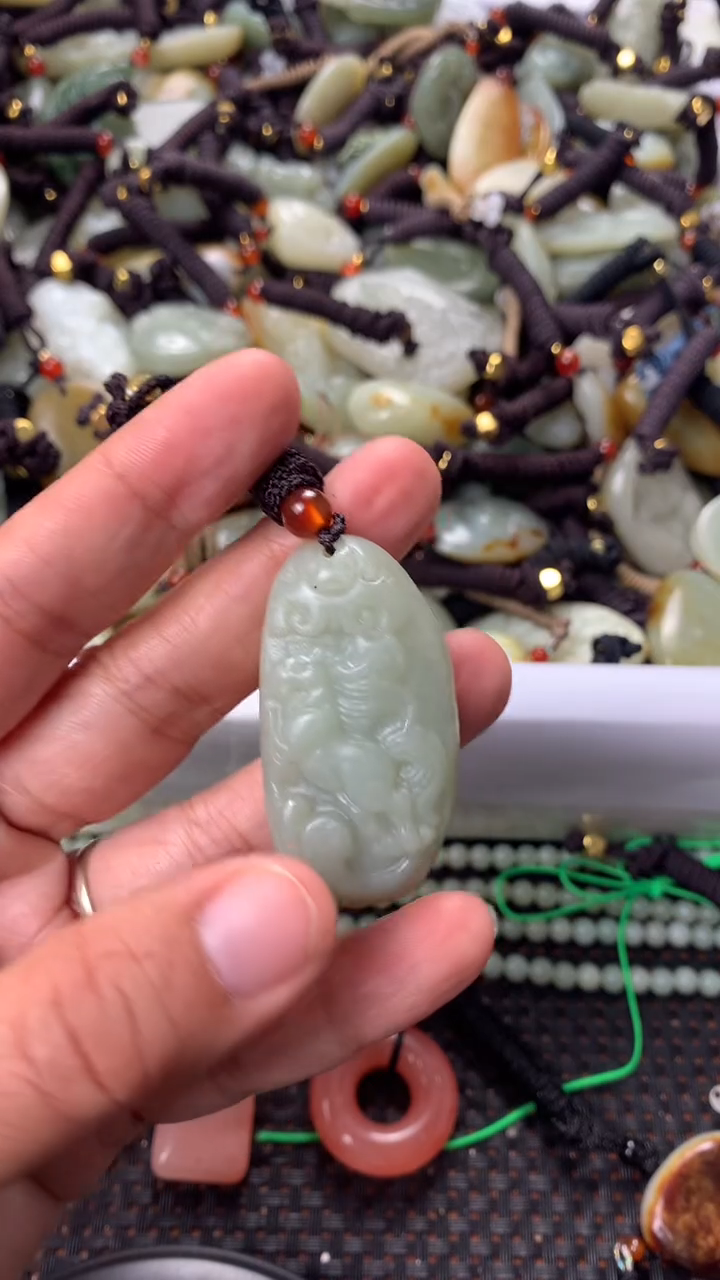 【闪购商品】和田玉颈饰未镶嵌多样性发货没有证书，拍一发一.有瑕