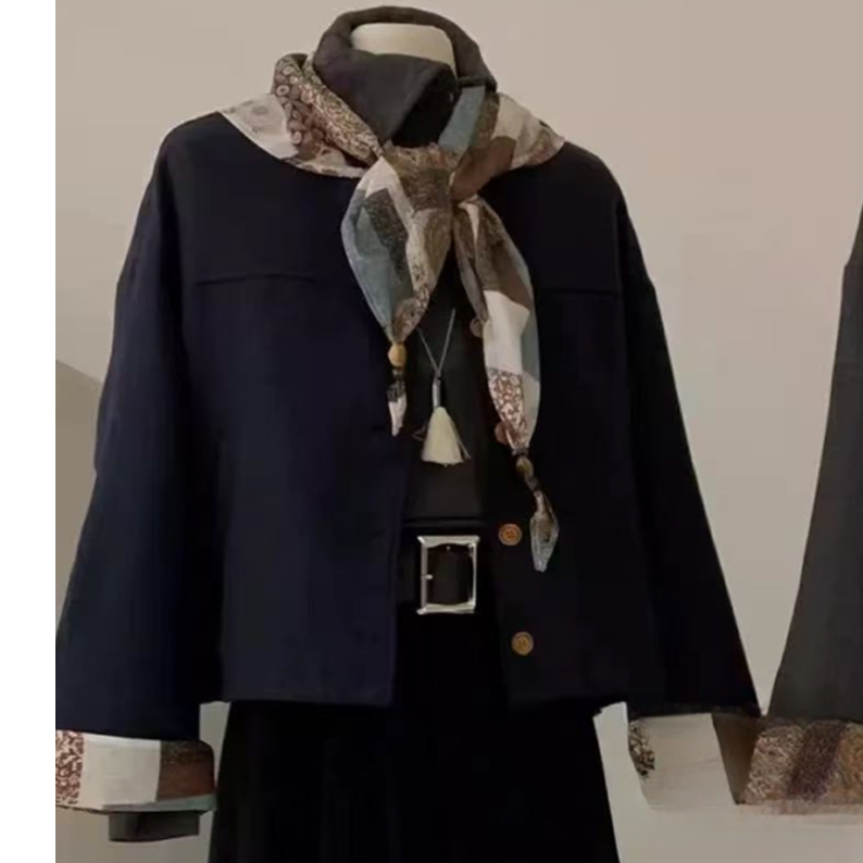 青青家  秋季新款时尚袖口拼色外套+丝巾-8815