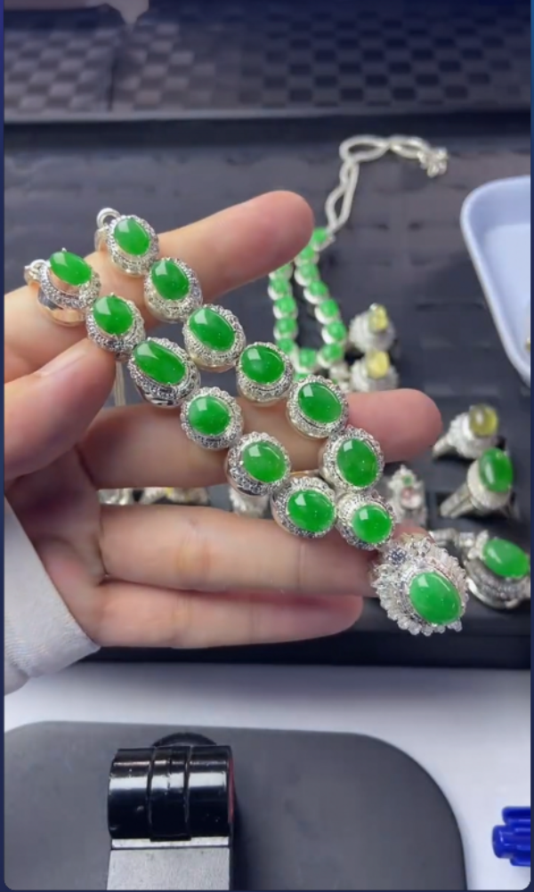 女王菠菜绿精美首饰链子满色素款翡翠A货珠宝