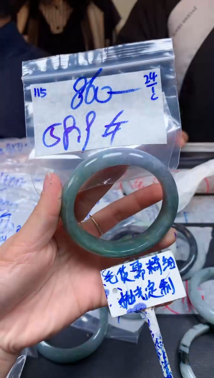 【闪购商品】定制翡翠未镶嵌115毛货需精细抛光手镯多样性拍一发一