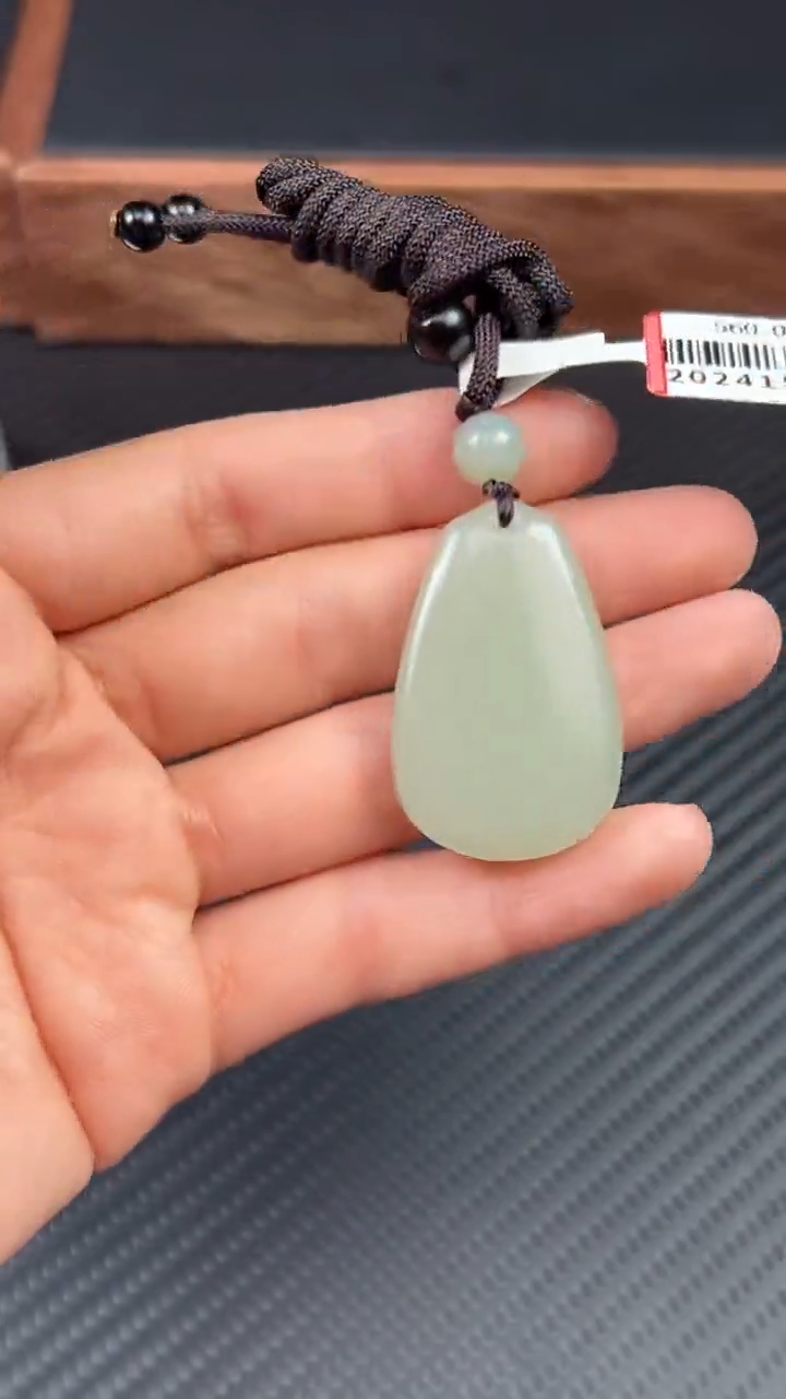 【闪购商品】和田玉吊坠(赠链)未镶嵌且末微色差近矿