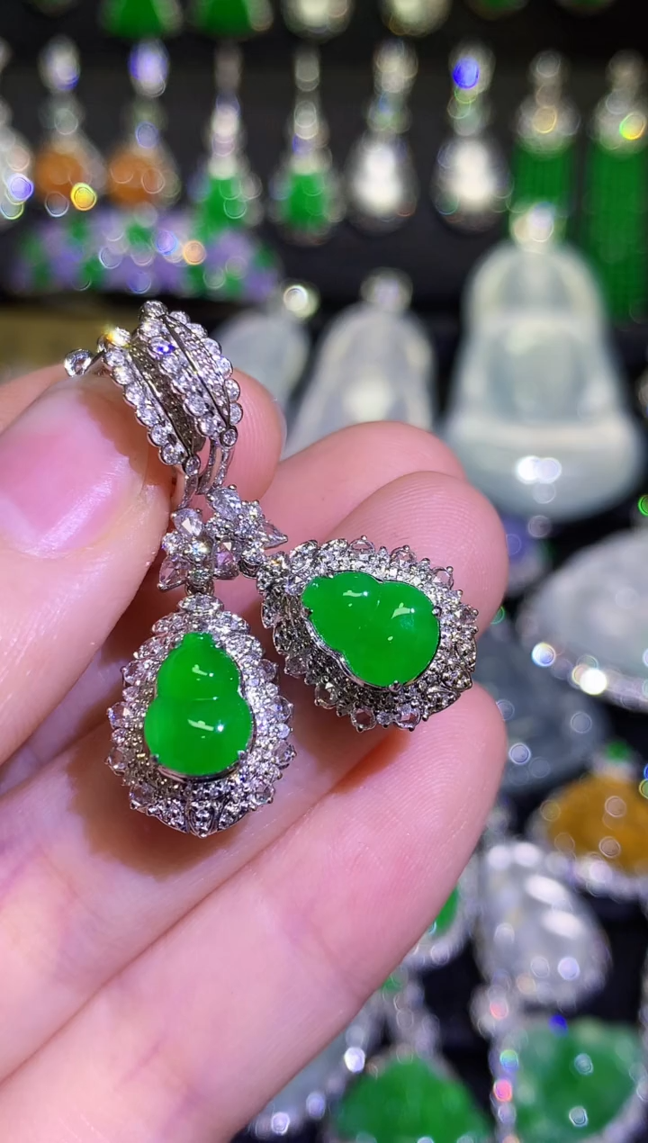 【闪购商品】翡翠耳饰18K金镶嵌高冰满绿正阳绿葫芦耳坠 