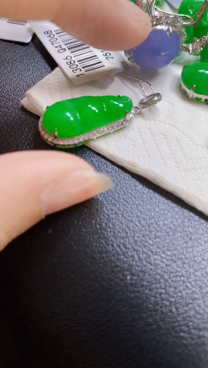 颈饰18K金镶嵌翡翠豆