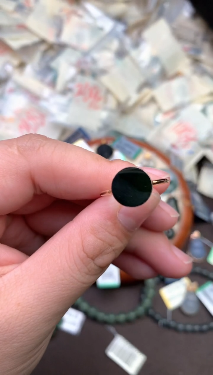 18K金镶嵌挂件翡翠— 