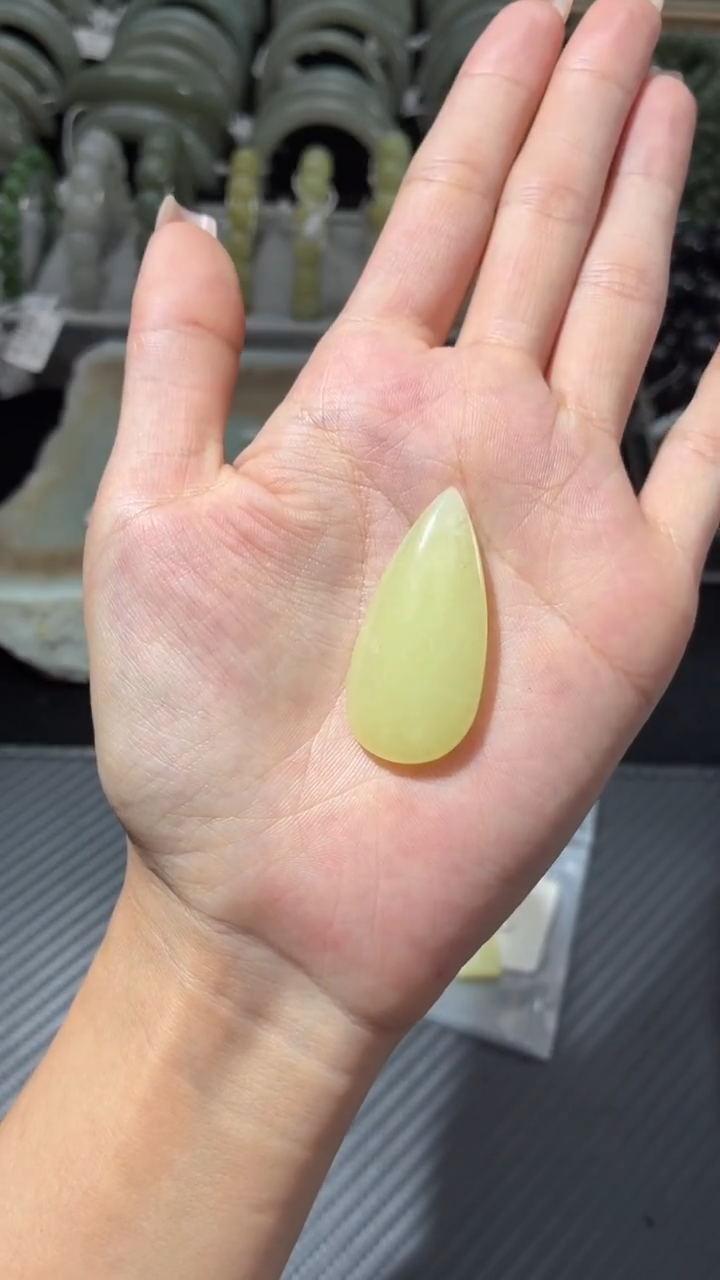 颈饰未镶嵌和田玉若羌黄口微色差蛋面8.8g