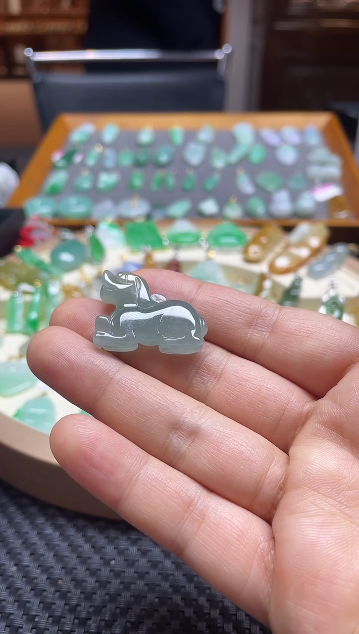 【闪购商品】翡翠颈饰未镶嵌狗