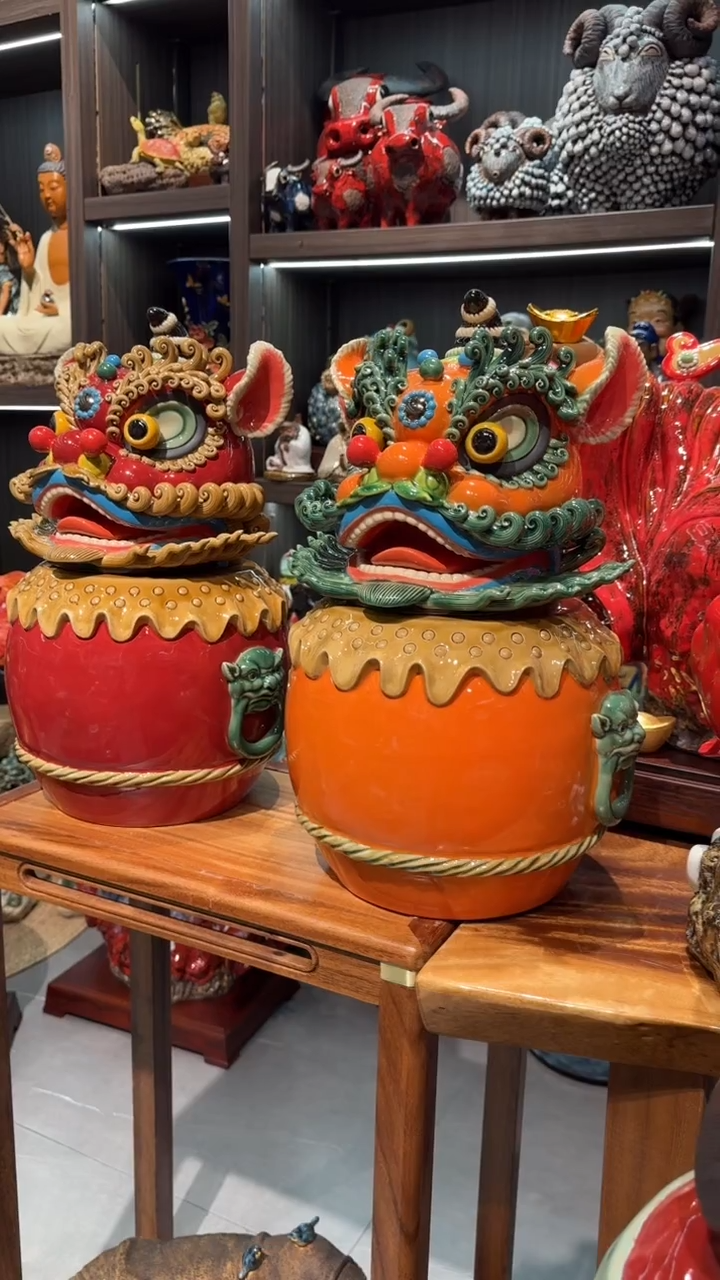 陶瓷一****1红狮头鼓一件，黄色醒狮鼓一件