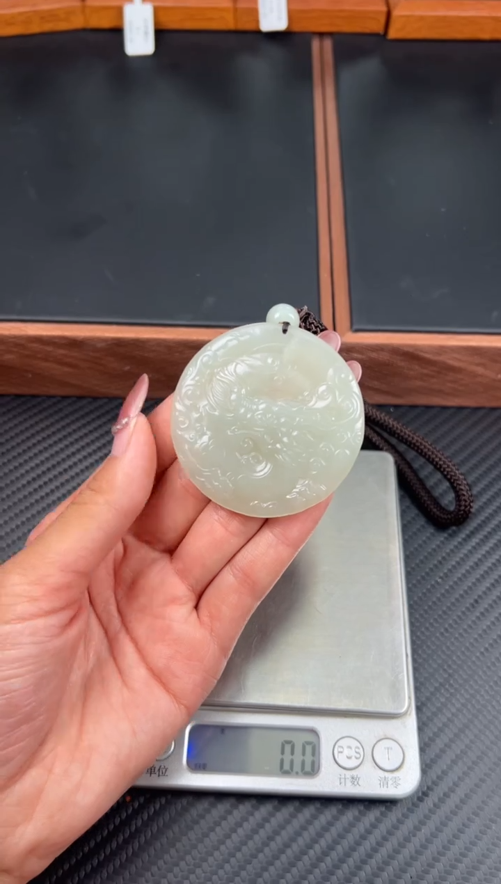 未镶嵌和田玉把件且末微色差近矿J