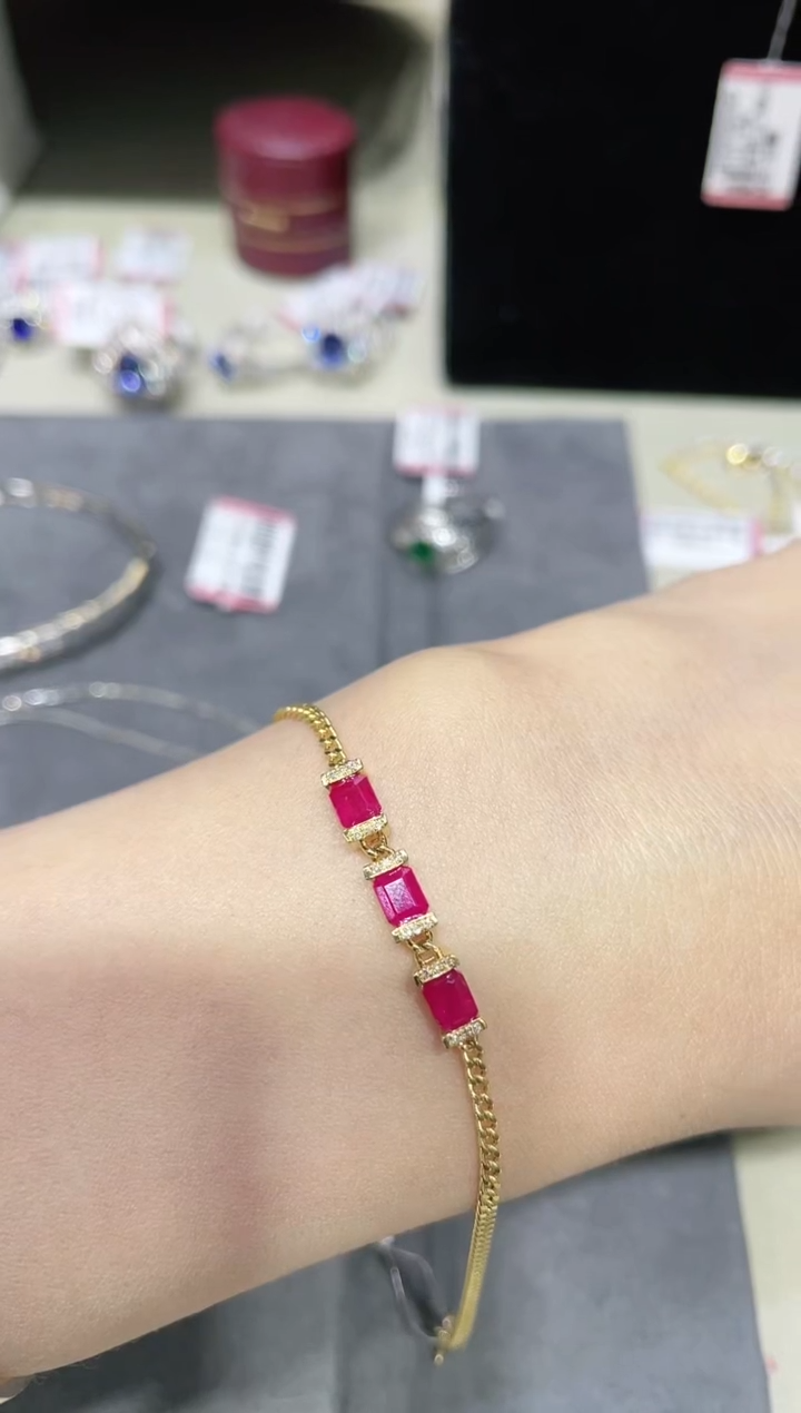 18K金镶嵌天然红宝石手链三颗款