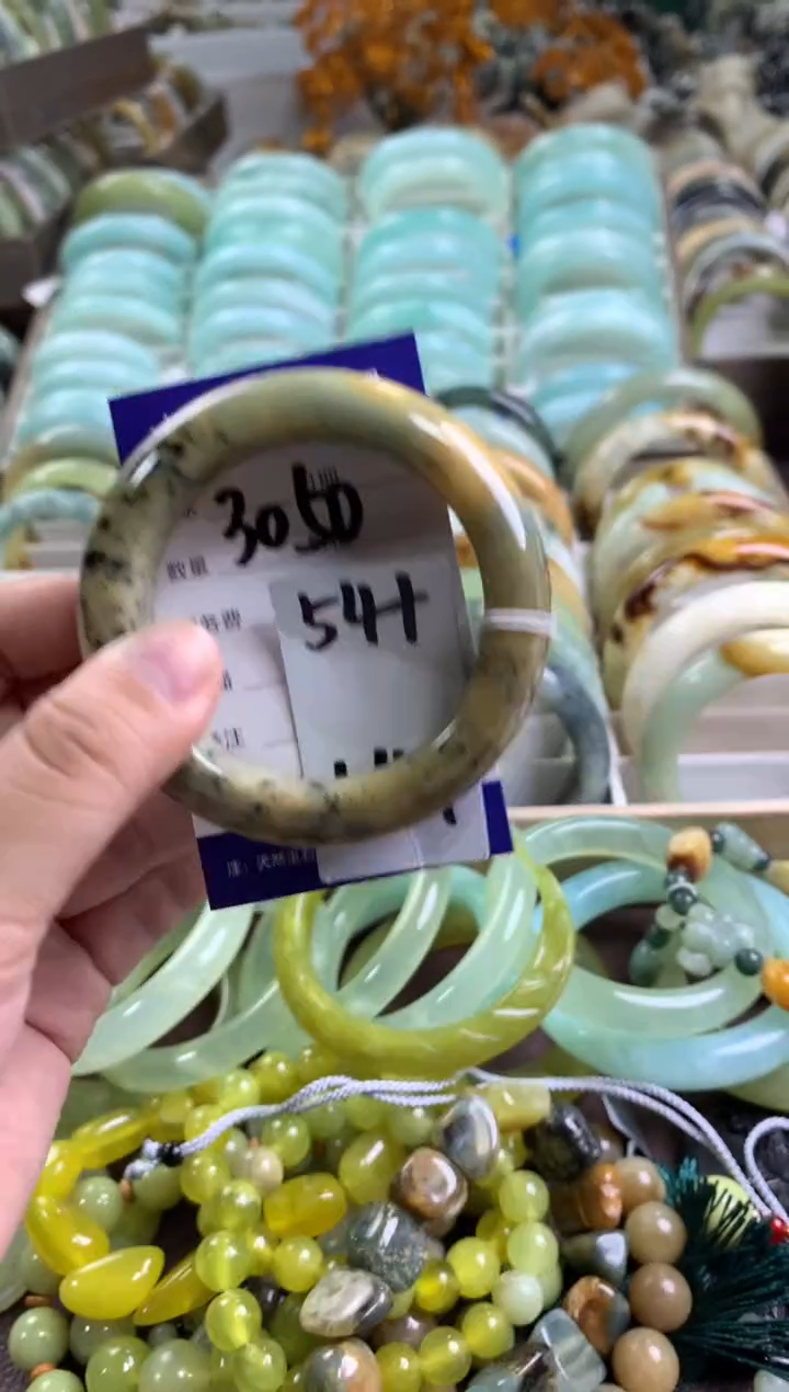 【闪购商品】蛇纹石玉手镯未镶嵌3050