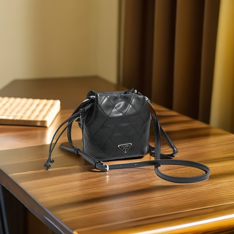 新款菱格链条水桶包女大容量单肩斜挎包抽绳包11234