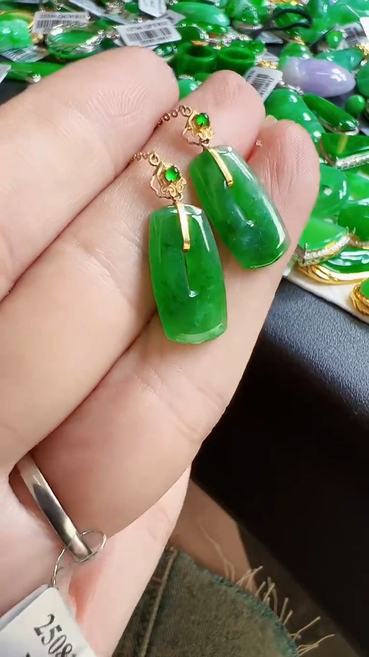 颈饰18K金镶嵌翡翠耳饰