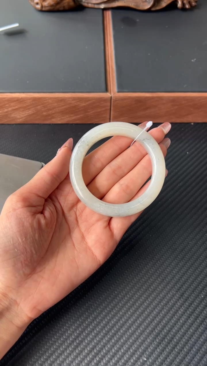 和田玉手镯未镶嵌黑山微色差55Mm