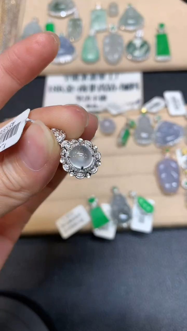 【闪购商品】翡翠颈饰18K金镶嵌蛋面【无服务费】