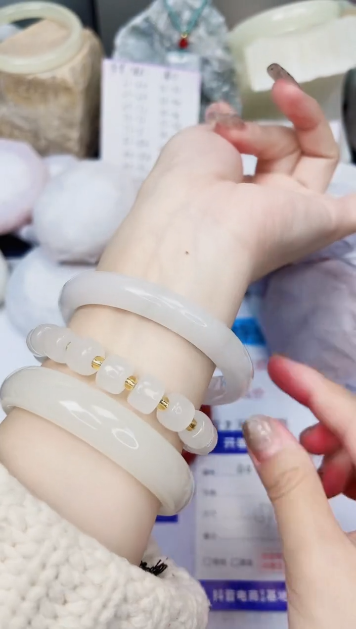 【闪购商品】石英质玉手镯未镶嵌41-天山翠-圈口57