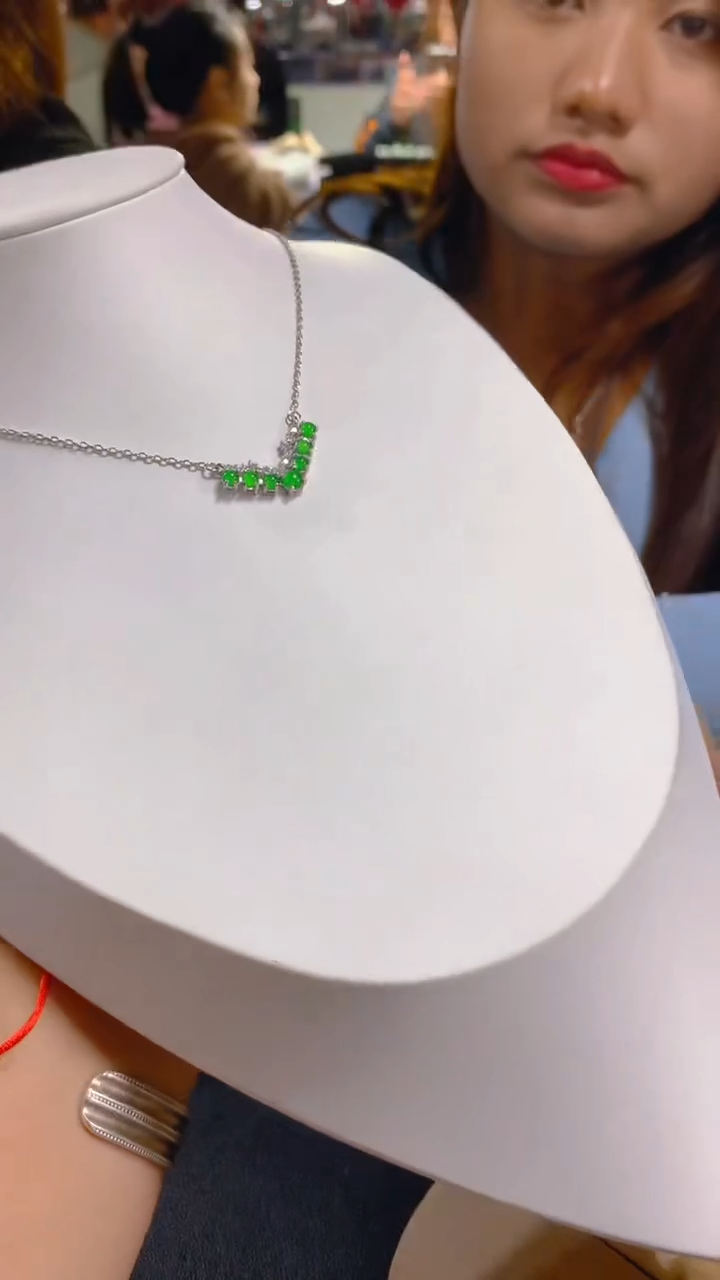 【闪购商品】翡翠吊坠(赠链)未镶嵌0833537273多样性发其一