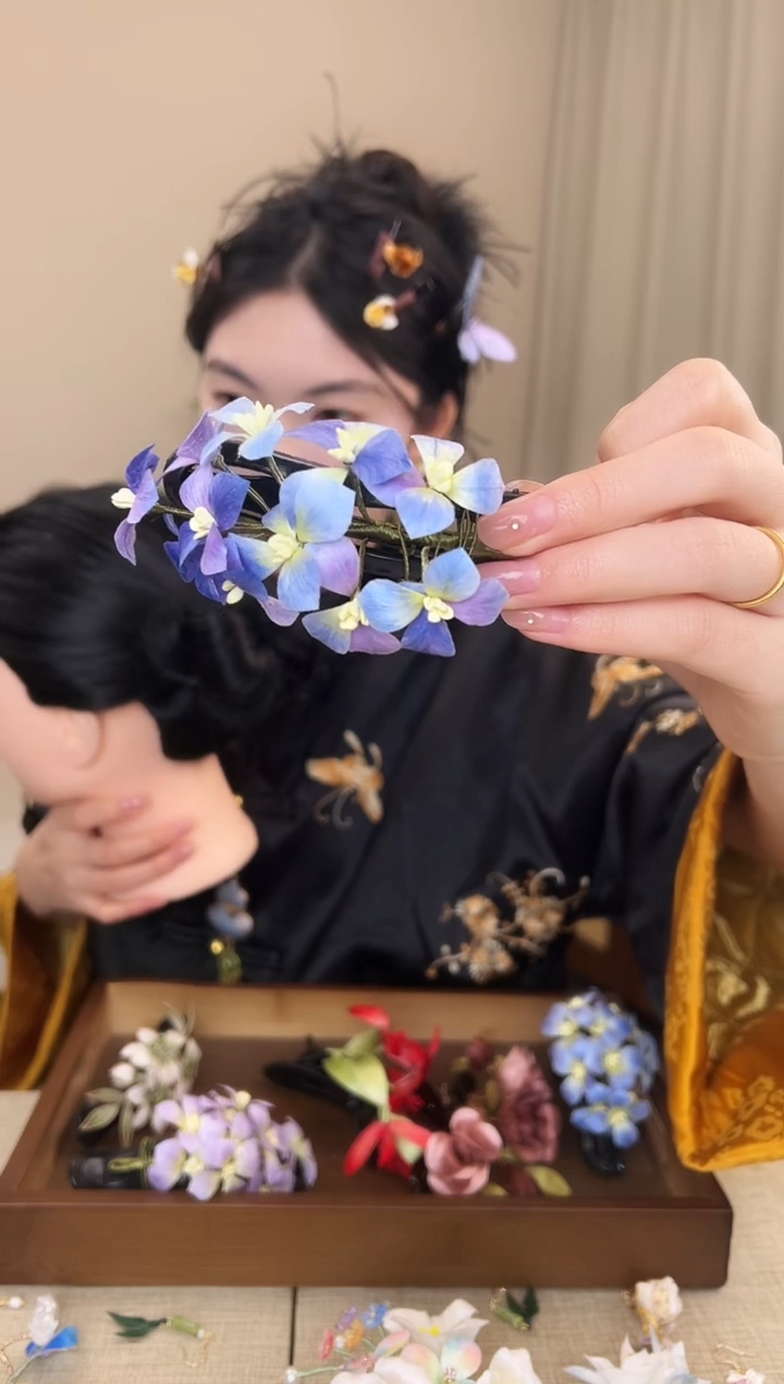 刺绣可*蓝紫色绣球花懒人夹