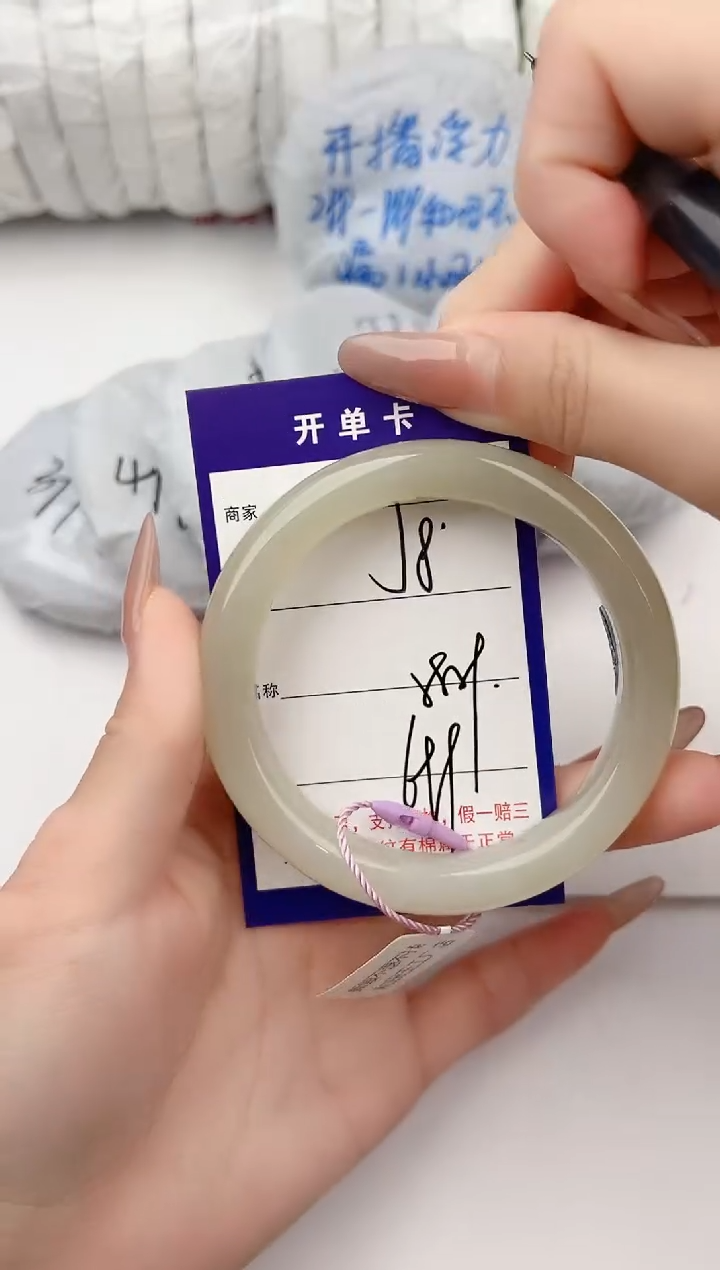 和田玉手镯未镶嵌8颜色微差无瑕疵